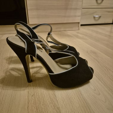 Schwarze High Heels mit Riemchen