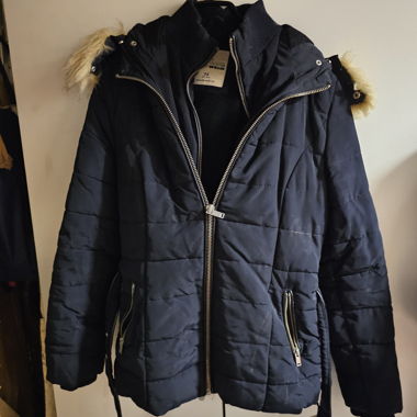 Piumino nero Tally Weijl con cappuccio rifinito in pelliccia sintetica