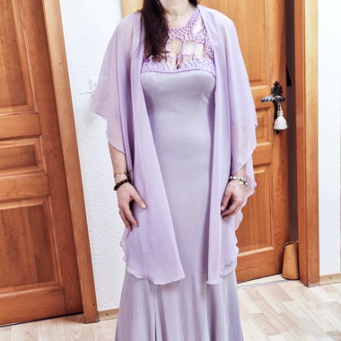 Robe longue lilas avec un voile mousseline 
