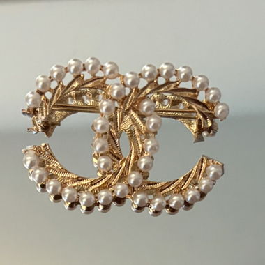 Broche CC dorée