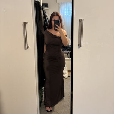Asymmetrisches langes braunes Kleid