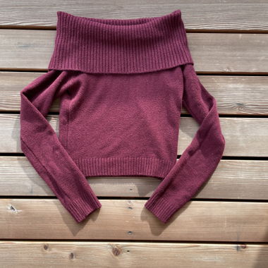 Maglione in maglia con spalle scoperte