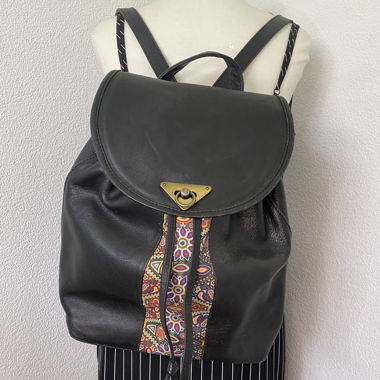 Sac à dos en cuir noir avec détail coloré