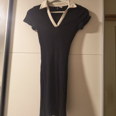 Schwarzes Polo-Kleid mit Rippstruktur
