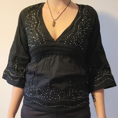 Tunique noire à sequins 