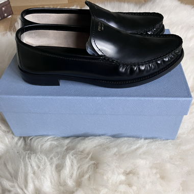 Scarpe con suola mocassino Prada nere EU 38 (prezzo retail 1030 CHF)