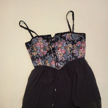 Kurzes Kleid, schwarz mit Blumenmuster
