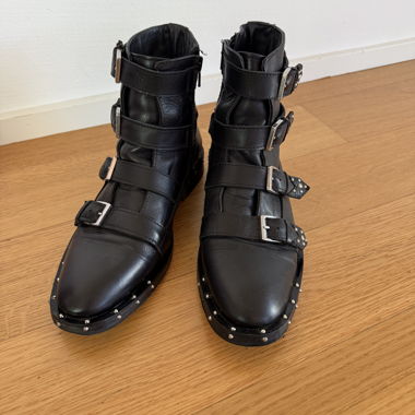Schwarze Ankle Boots mit Nieten