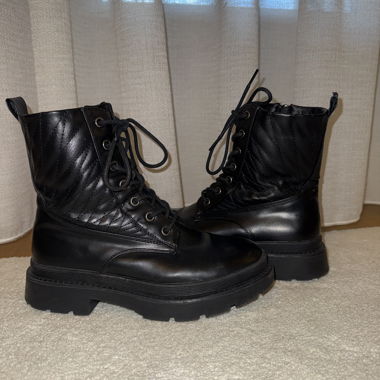 Schwarze Stiefeletten