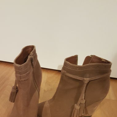 Keilabsatzschuhe aus Veloursleder, Laura Clement