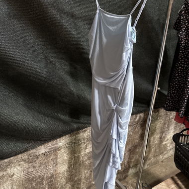 Abito azzurro chiaro con balze