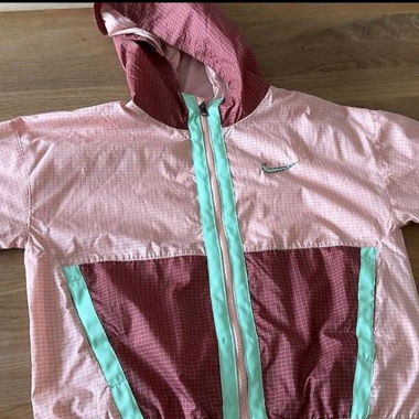 Giacca a vento Nike con cappuccio