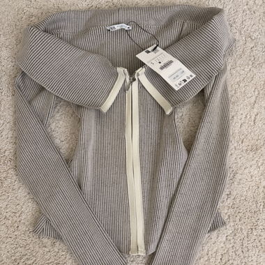Top Zara off-shoulder con zip