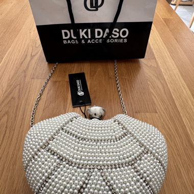 Abendclutch mit Schmuck