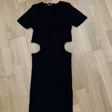 Kleid auf der Seite Freizügig