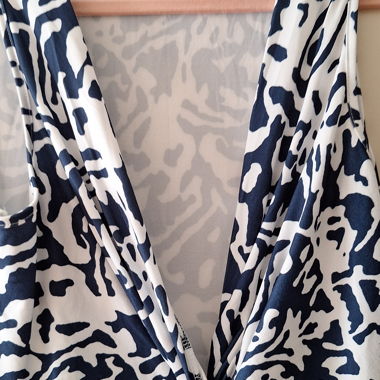 Dunkelblaue Kleid mit Muster
