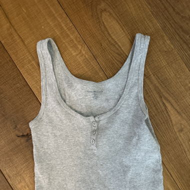 Graues Top mit Knöpfen