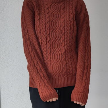 Strickpullover mit Zopfmuster