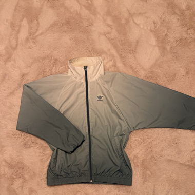 ADIDAS - Jacke mit Label-Stitching in petrol