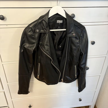 Schwarze Kunstlederjacke