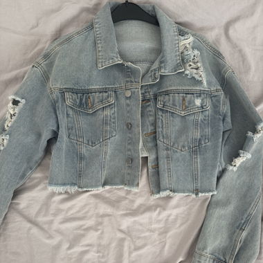 Hellblaue Jeansjacke mit Fransen