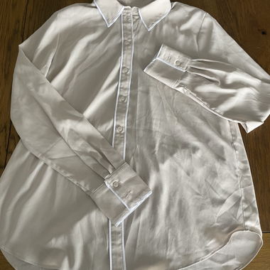 Blusa beige con dettagli bianchi