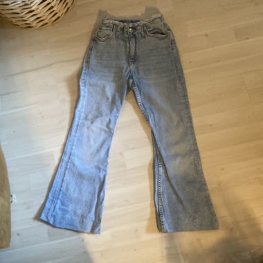 Hellblauer ausgestellter Jeans