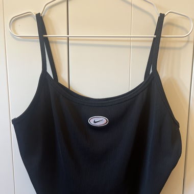 Nike women‘s Black Crop-top