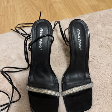 Tacco nero con brillante e lacci in plastica 