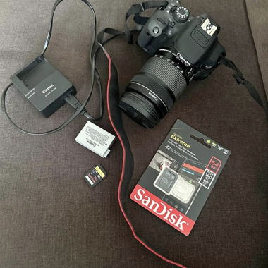 Vendo Canon EOS 700D con Accessori – Come Nuova!