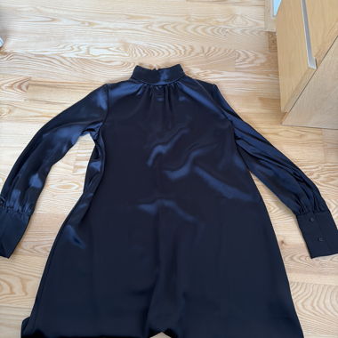 Robe noire satinée