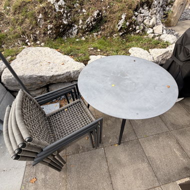 Tisch und 4 Gartenstühle