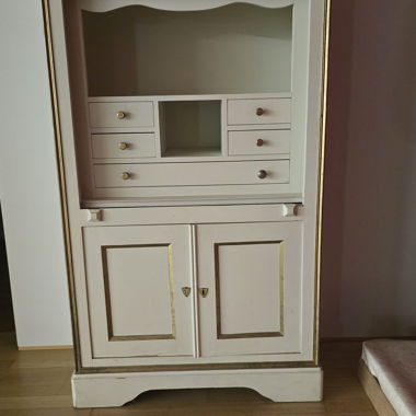 White display cabinet with drawers