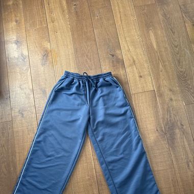 Blaue Trainerhosen mit weissen Streifen
