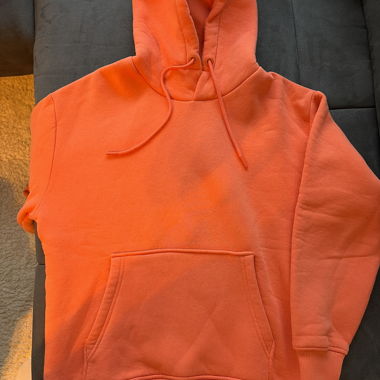 Orangefarbener Kapuzenpullover