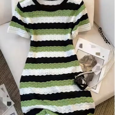 Robe rayée verte, blanche et noire