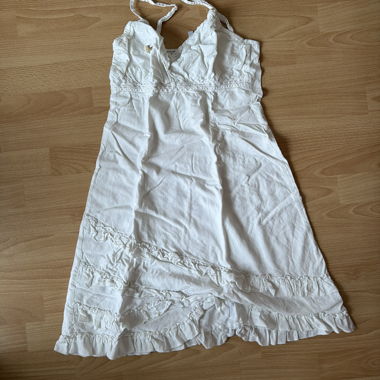 Abito bianco con spalline sottili