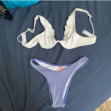 Ensemble de bikini rayé blanc/bleu