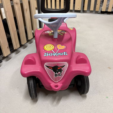 Rosa Tretfahrzeug-Spielauto