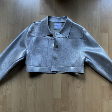 Veste en cuir argentée courte evanbenjamin