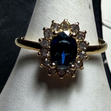 Anello in oro con pietra blu e zirconi