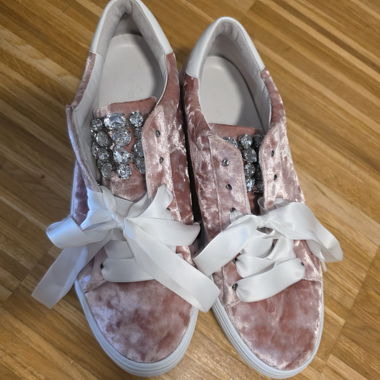 Sneaker in velluto rosa con fiocchi