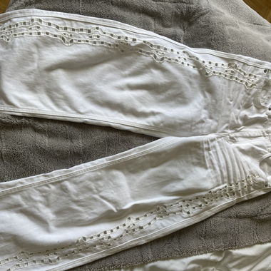 Jeans bianchi con ricamo in stile inglese
