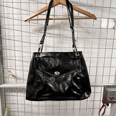 Borsa a spalla nera in ecopelle