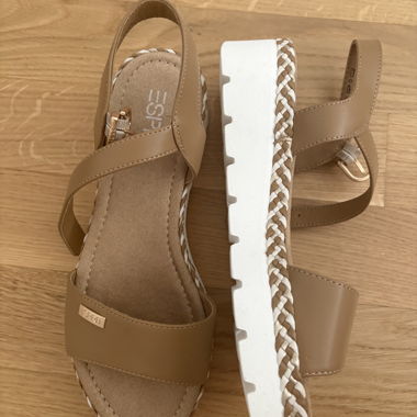 Ungetragen ESPRIT-Sandalen 