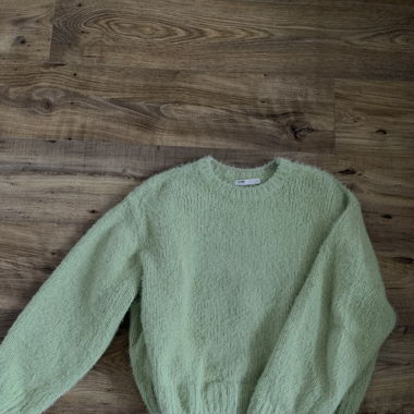 grüner Strickpullover
