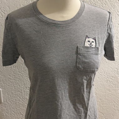 T-shirt gris avec motif de chat