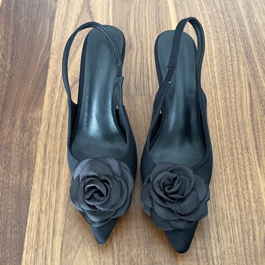 Schwarze High Heels mit Blume