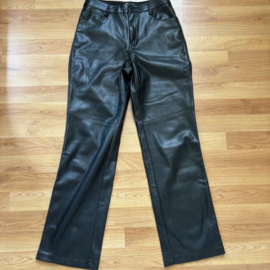 Pantalon en similicuir noir