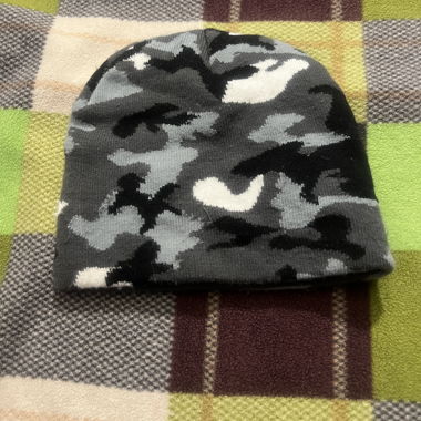 Bonnet style militaire en gris-noir-blanc